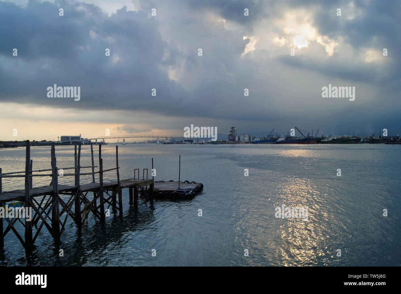 L'Asie du Sud, Philippines, Cebu City, Metro Cebu Mactan,Channel à vers Pont Osmeña et Cebu City Les raffineries de pétrole Banque D'Images
