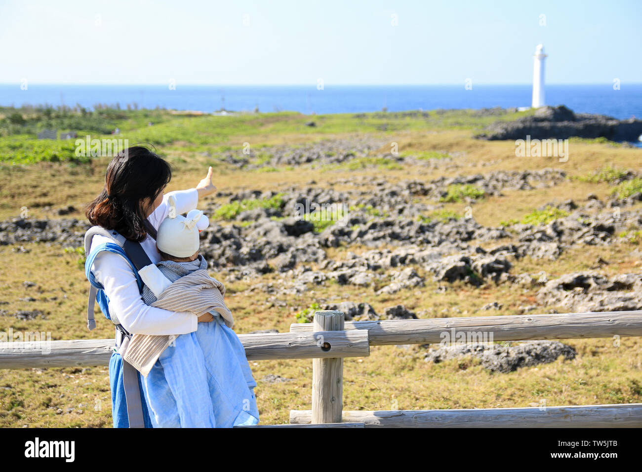 Mère et bébé asiatique il voyage en famille dans le parc en bord de mer à Zanpa Zanpa cape à Okinawa, Japon Banque D'Images
