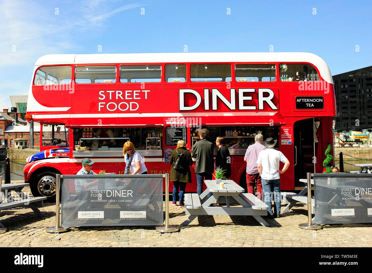 Diner dans l'alimentation de rue converti Londres routemaster bus sur Albert Dock, Liverpool Banque D'Images