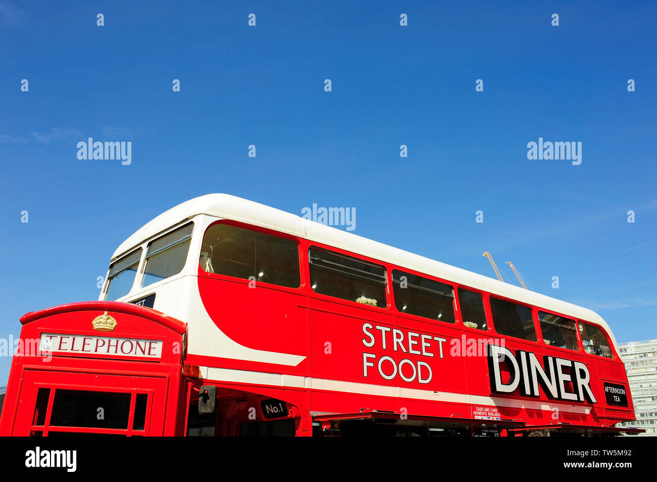 Diner de l'alimentation de rue et de bus ancien téléphone rouge fort contre le ciel bleu sur Albert Dock, Liverpool Banque D'Images