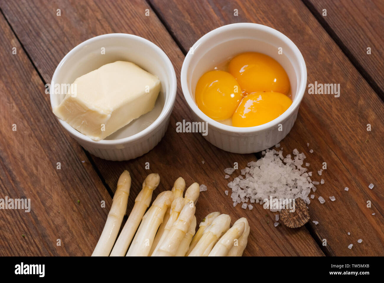 Pointes d'asperges blanches avec des ingrédients pour sauce hollandaise Banque D'Images