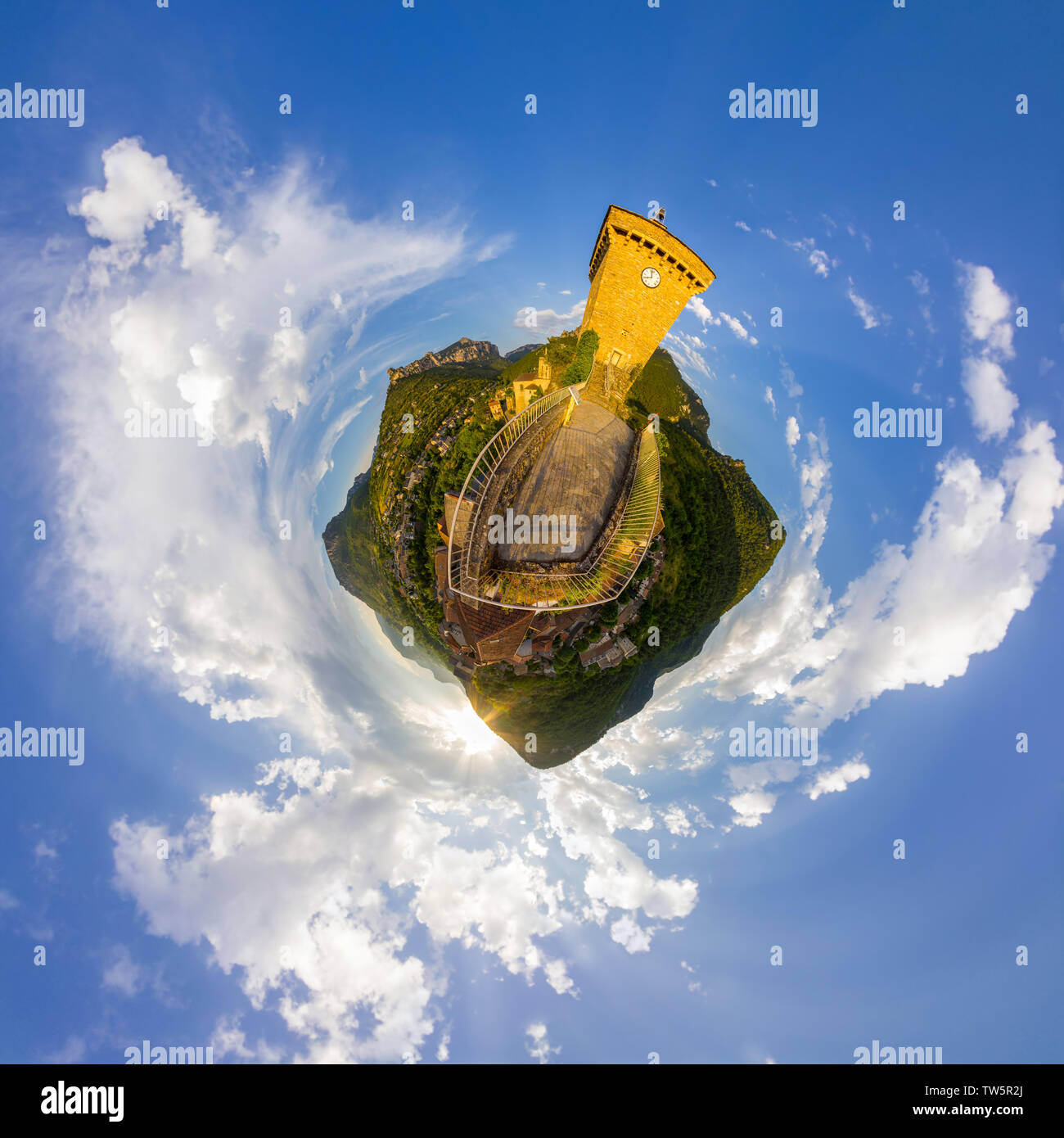 Petite planète d'un paysage rocheux dans le Rozier, France. Prises au coucher du soleil avec un tour du château avec une horloge. La haute définition Banque D'Images