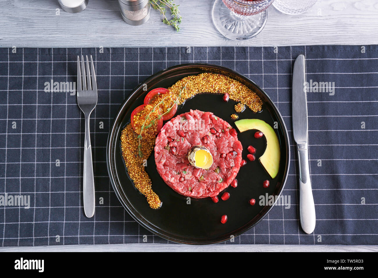 Délicieux steak tartare de vitellus des œufs en coquille et graines de
