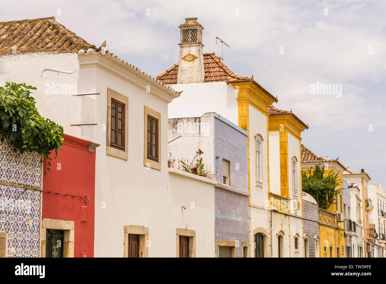 Vieux bâtiments colorés, avec des carreaux et une garniture ligne rue à Tavira, Portugal dans la région de l'Algarve Banque D'Images