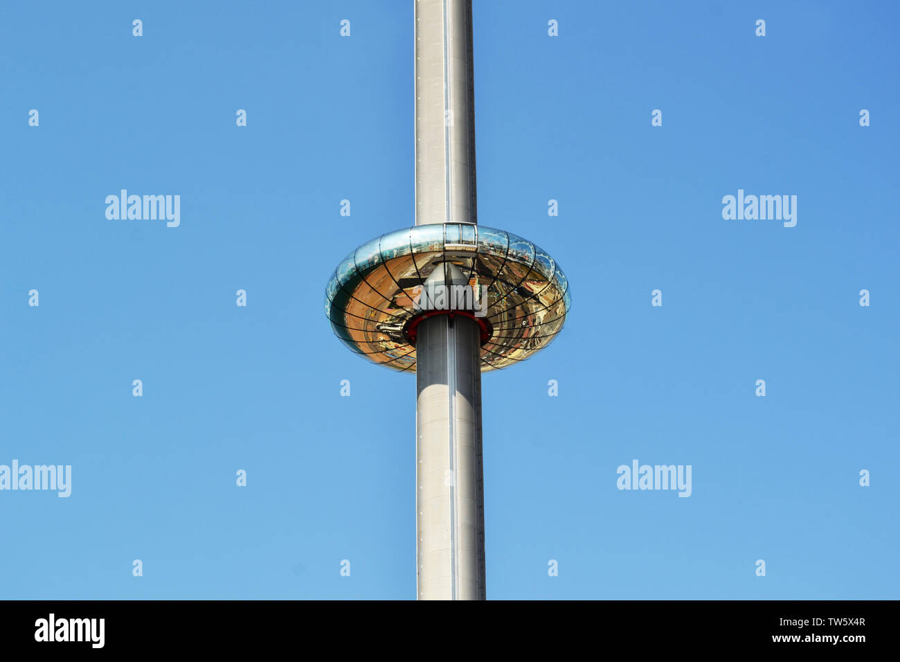 Brighton/UK - Août 17, 2016 roue d'observation : de la tour d'observation i360 de British Airways à Brighton sur ciel bleu. Banque D'Images