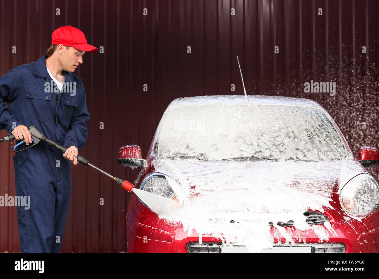 Nettoyage automobile avec l'homme de l'eau à haute pression, lavage de voiture Banque D'Images