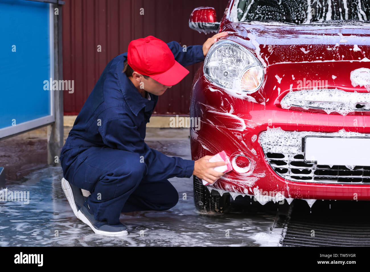 Nettoyage avec éponge homme automobile au lavage de voiture Banque D'Images