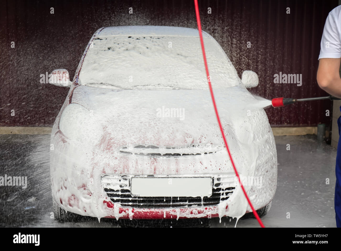 Automobile nettoyage avec de l'eau à haute pression lavage de voiture Banque D'Images