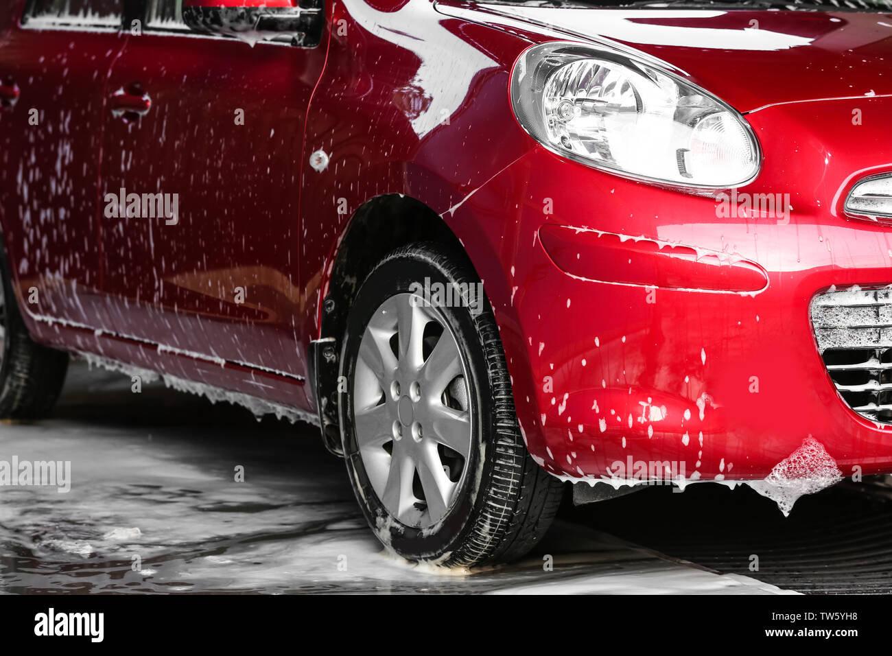 Au lavage de voiture automobile rouge Banque D'Images
