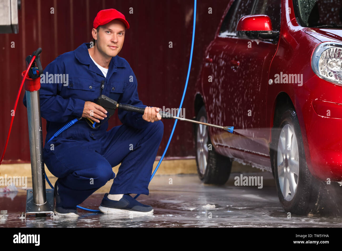Nettoyage automobile avec l'homme de l'eau à haute pression, lavage de voiture Banque D'Images
