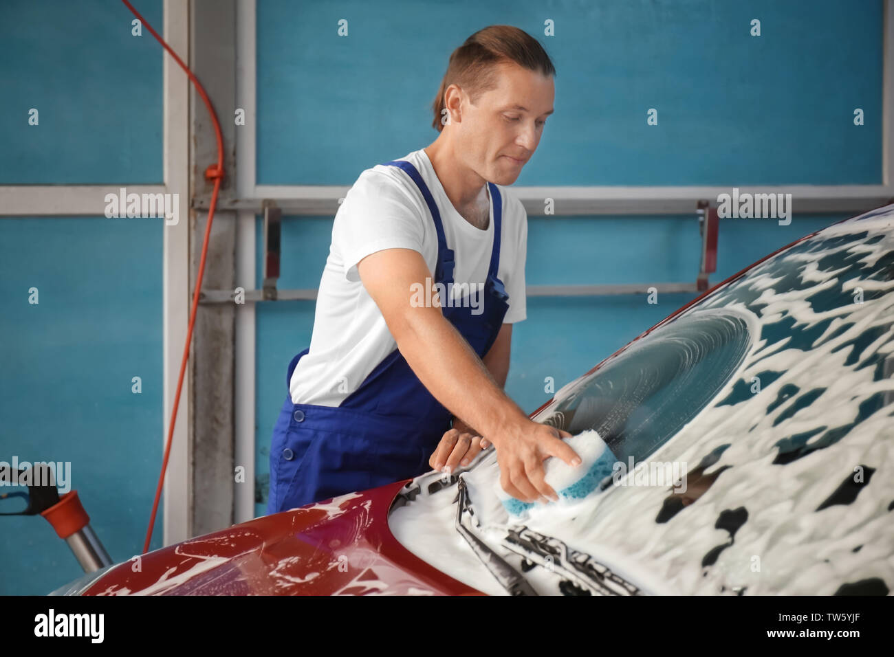 Nettoyage avec éponge homme automobile au lavage de voiture Banque D'Images