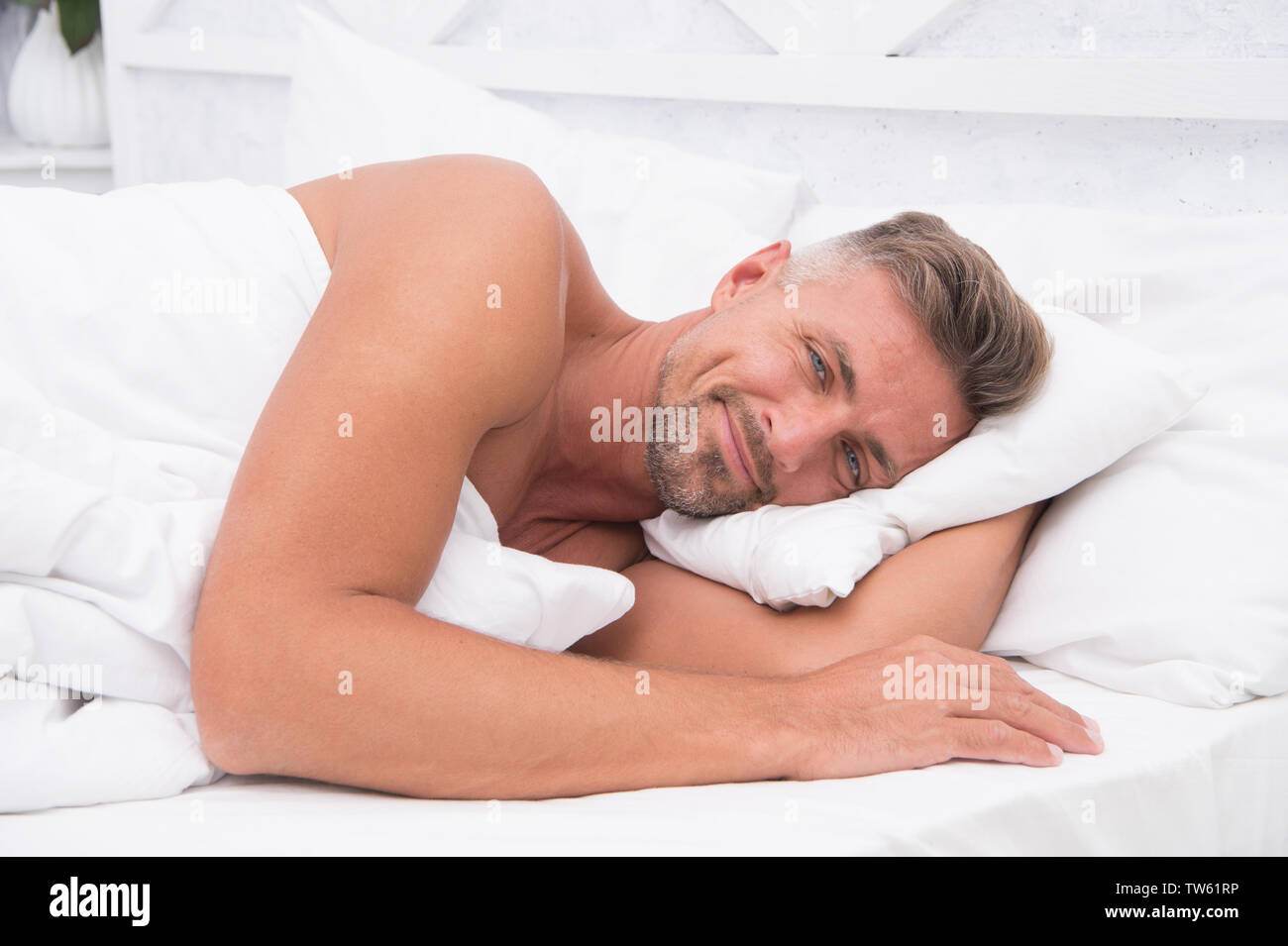 Repos parfait. Beauté de sommeil. L'homme beau mec allongée dans son lit.  Obtenir assez de quantité de sommeil chaque nuit. Trucs mieux dormir. Homme  barbu visage endormi de détente sur l'oreiller. Concept