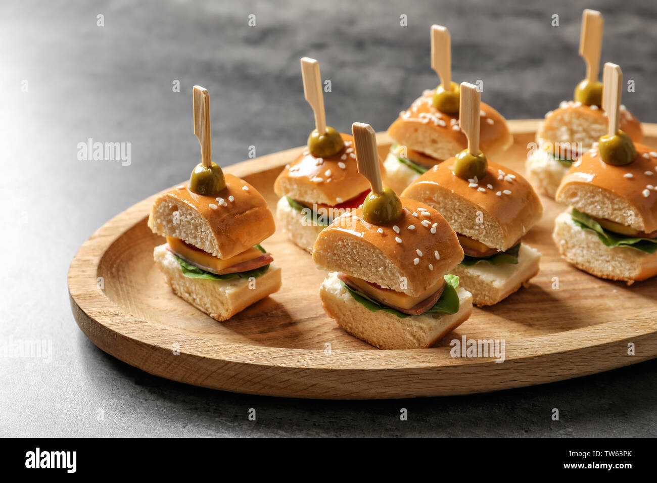 Pour mini-hamburgers sur la table de partie de douche de bébé Banque D'Images