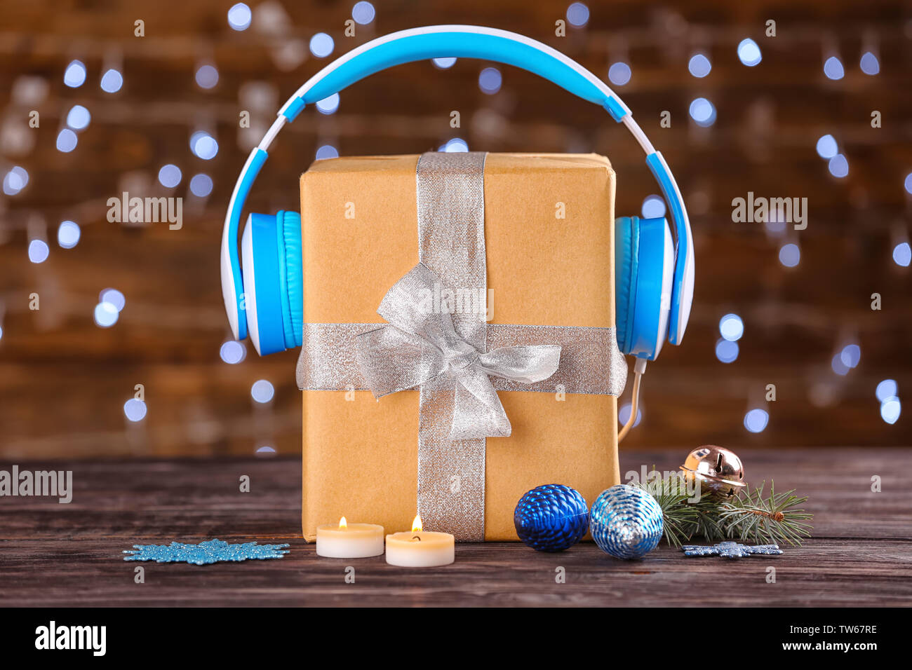 Belle composition avec boîte-cadeau et le casque sur la table contre Lumières floues. La musique de Noël concept Banque D'Images