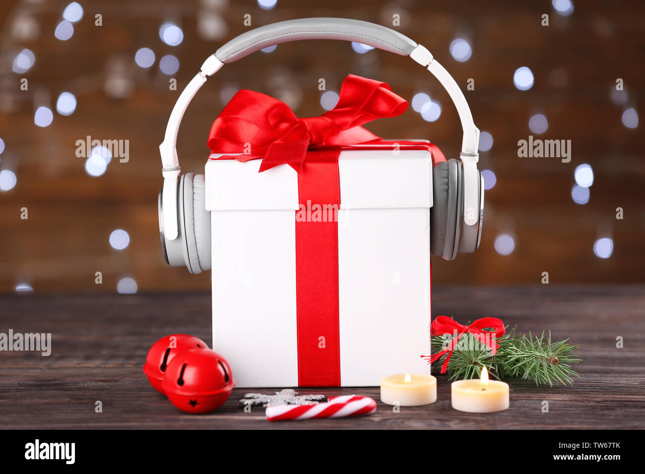 Belle composition avec boîte-cadeau et le casque sur la table contre Lumières floues. La musique de Noël concept Banque D'Images