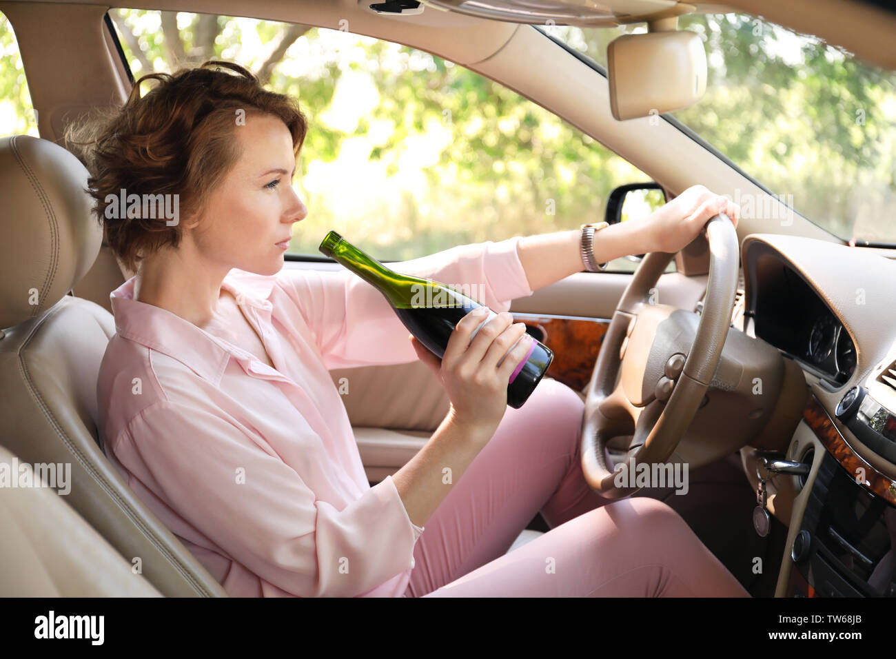 Femme de boire de l'alcool dans... Banque D'Images