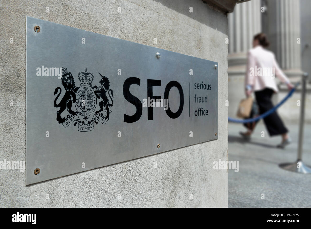 Une femme entre dans l'immeuble du Serious Fraud Office (SFO) situé sur la rue Cockspur à Londres. Banque D'Images