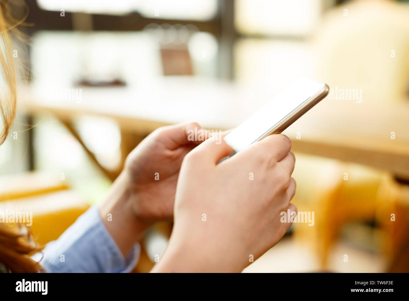 Serveuse et serveur sont en service Banque D'Images