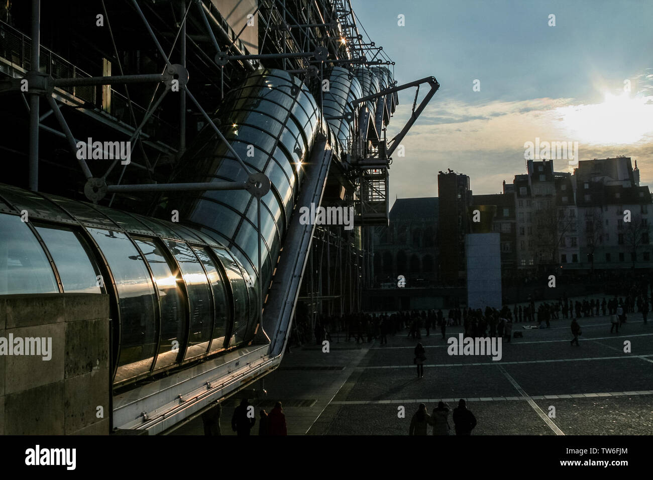 PARIS, FRANCE - 2 janvier 2008 : Coucher de soleil sur l'emblématique des escaliers mécaniques du Centre Pompidou. Situé dans le quartier de Beaubourg, c'est le plus grand art moderne mu Banque D'Images