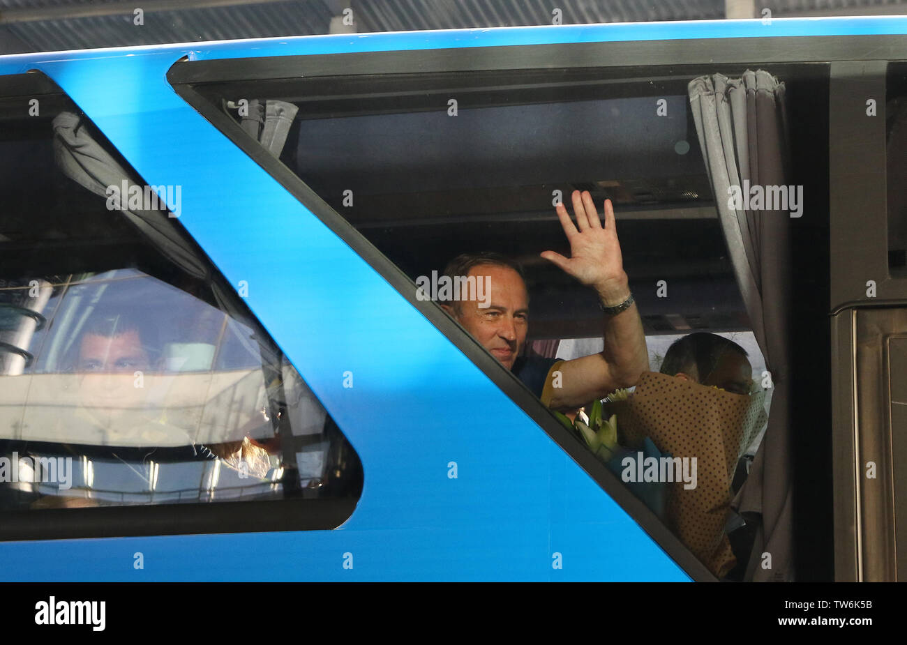 Kiev, UKRAINE - 16 juin 2019 : Entraîneur de l'équipe nationale de football Ukraine Oleksandr Petrakov agite sa main au cours de l'arrivée de l'équipe à l'aéroport Boryspil Banque D'Images