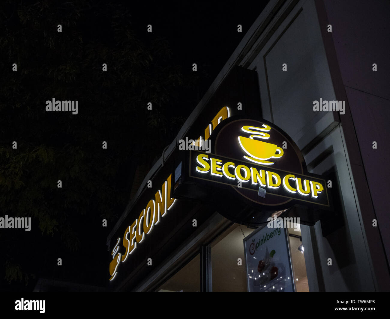 TORONTO, CANADA - LE 14 NOVEMBRE 2018 : café Second Cup logo en face de leur café local au centre-ville de Toronto (Ontario) la nuit. Café Second Cup est un Banque D'Images