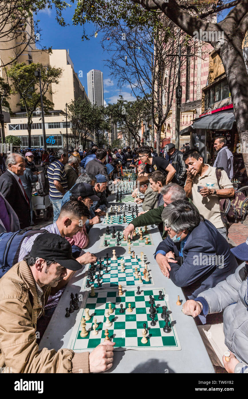 Bogota, Colombie - Le 4 février 2017 : des joueurs d'échecs sur Carrera Septima à Bogota capitale de la Colombie en Amérique du Sud Banque D'Images