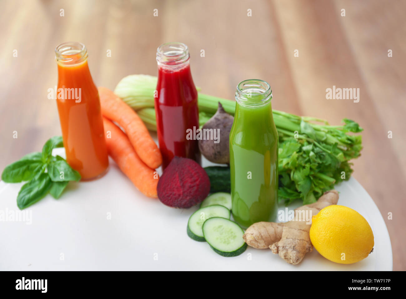 Bouteilles avec divers jus de légumes frais sur la table Banque D'Images