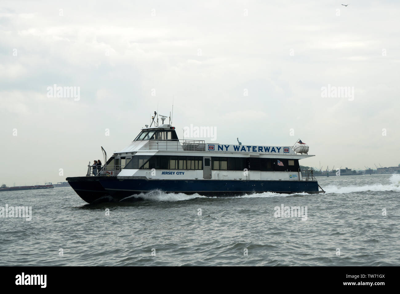 Un jour nuageux, un New York Waterway Ferry a accéléré à travers la rivière Hudson de New Jersey, en direction de Manhattan. 17 juin 2019 Banque D'Images