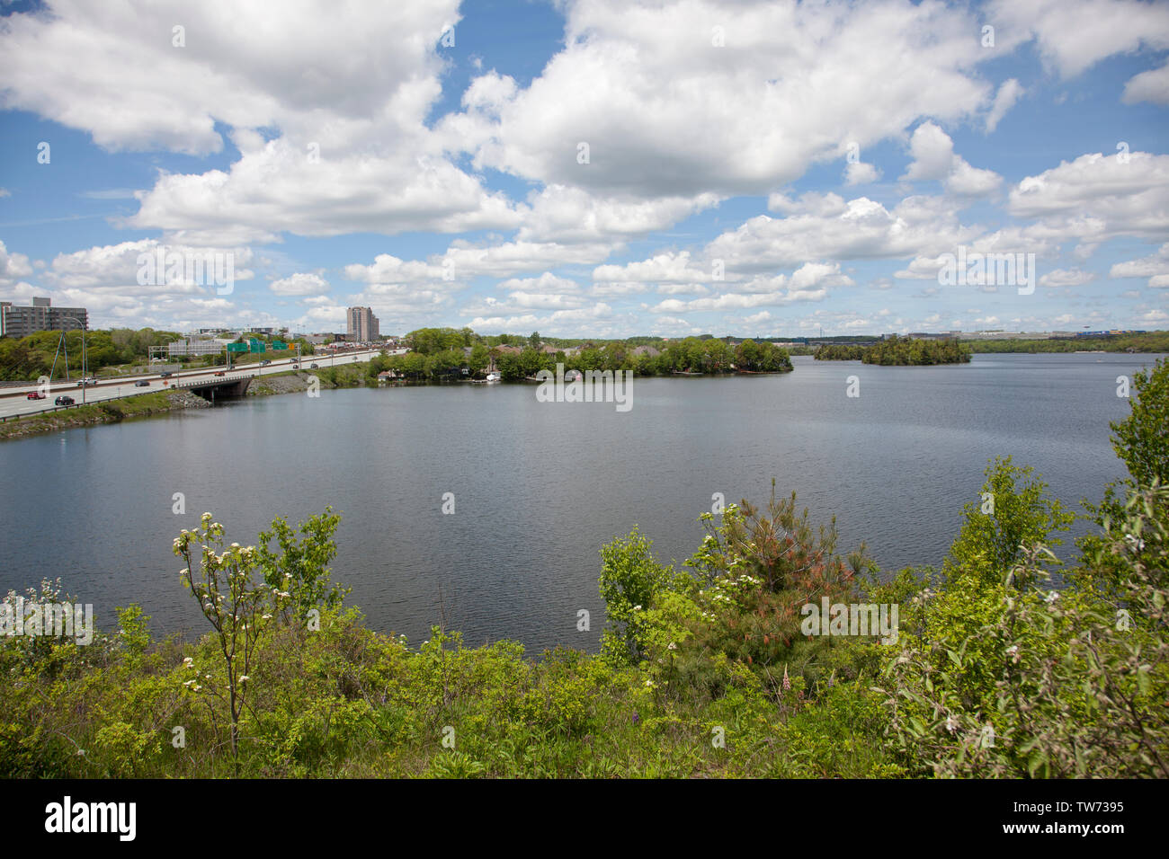 Dartmouth, Nouvelle-Écosse, Canada - le 15 juin 2019 : Le lac MicMac à côté de ce qui est connu localement comme "l'Circ' à Dartmouth Banque D'Images