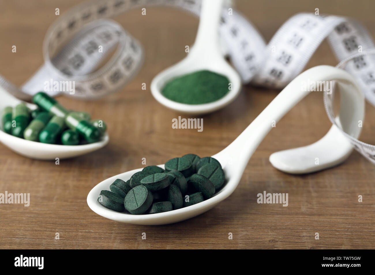 Les comprimés de spiruline avec une cuillère sur la table Banque D'Images