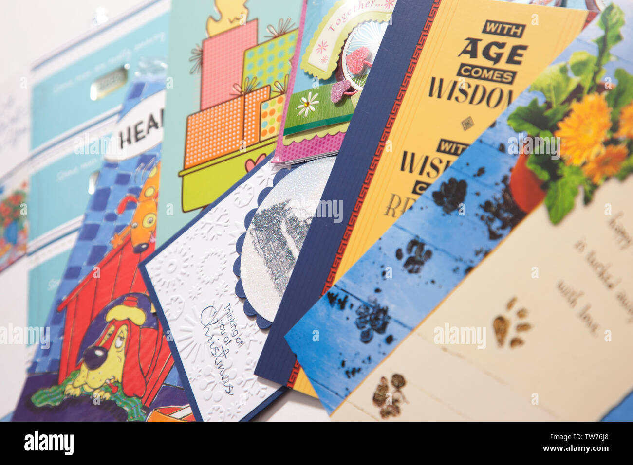 Halifax, Nouvelle-Écosse, Canada- 16 juin 2019 : une collection de cartes de vœux sur fond blanc Banque D'Images