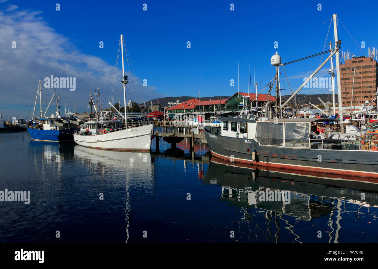 Bateaux de pêche Victoria Dock à Hobart waterfront precinct en Tasmanie est une destination touristique populaire. Banque D'Images
