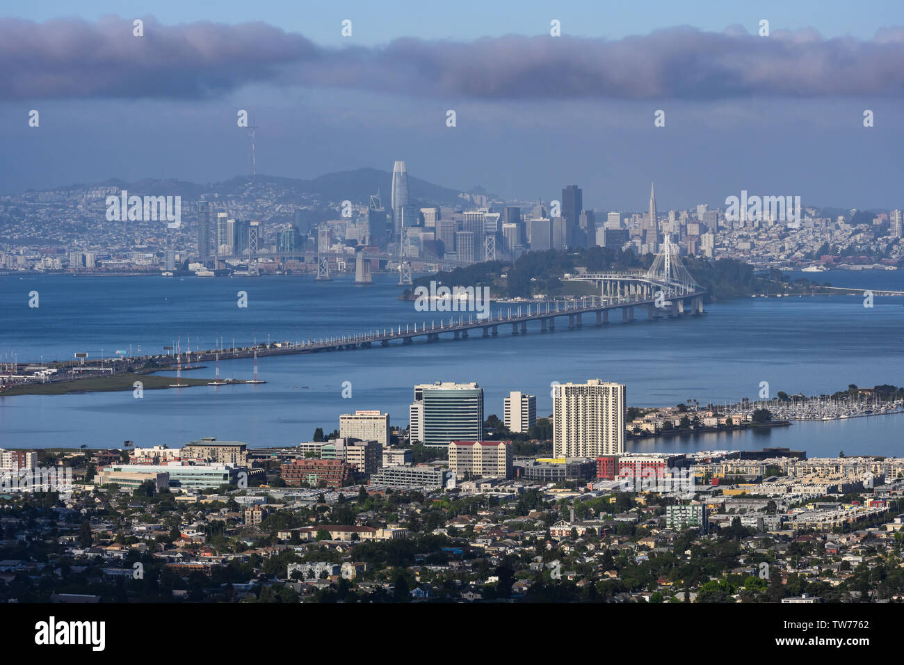 Vue sur le pont de la baie, l'île au trésor et de San Francisco, de collines de Berkeley, Californie, USA. Banque D'Images