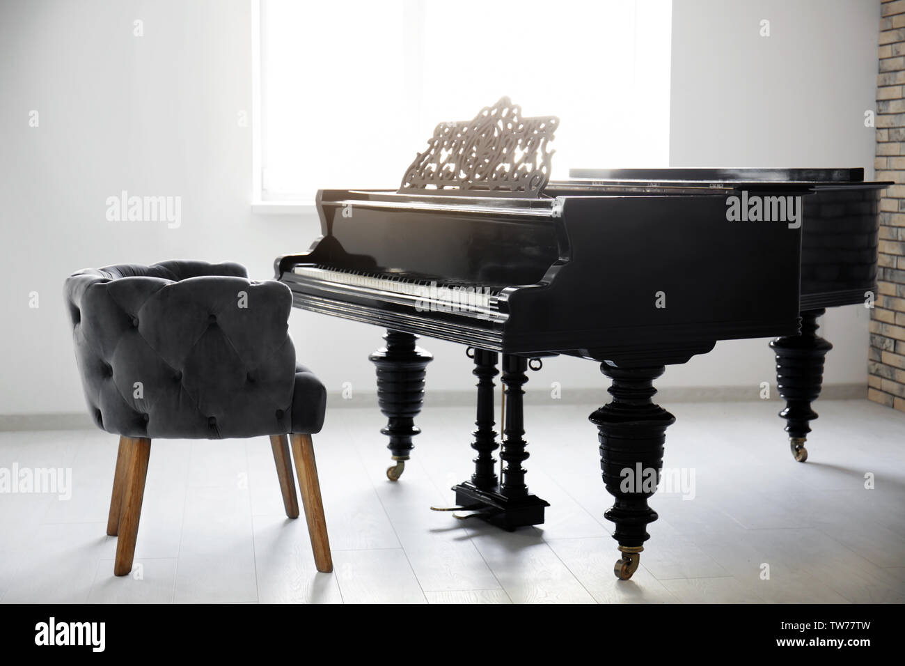 Cette chambre moderne avec design piano vintage Banque D'Images