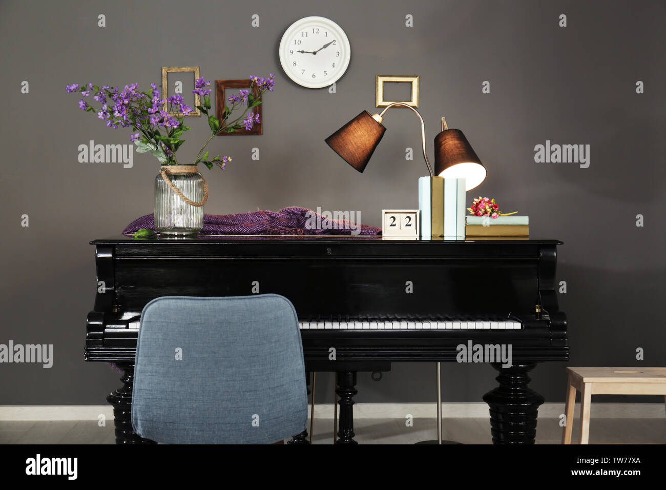 Cette chambre moderne avec design piano vintage Banque D'Images