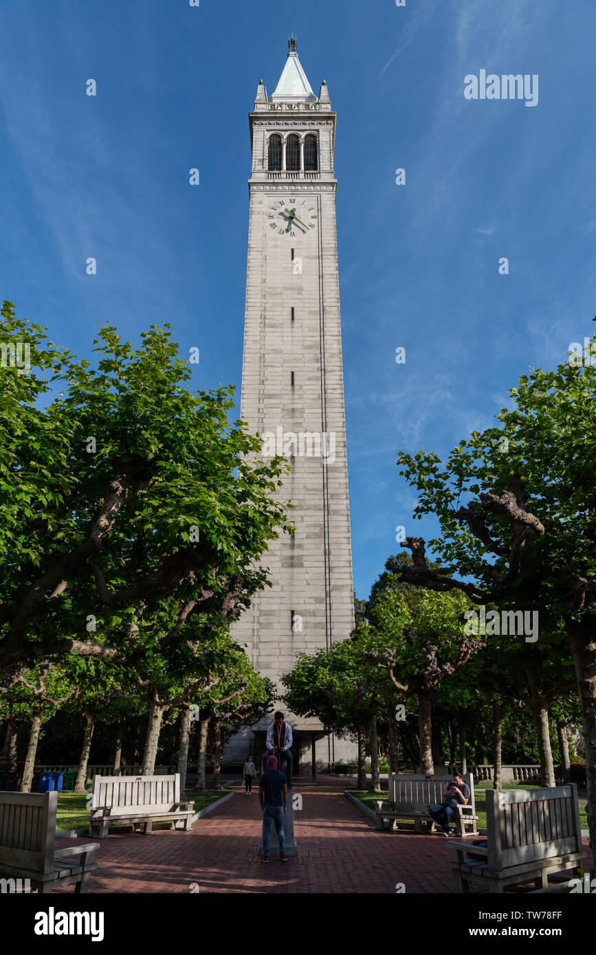 La Sather Tower, un clocher dans le campus de l'Université de Californie, Berkeley. Berkeley, Californie, USA. Banque D'Images