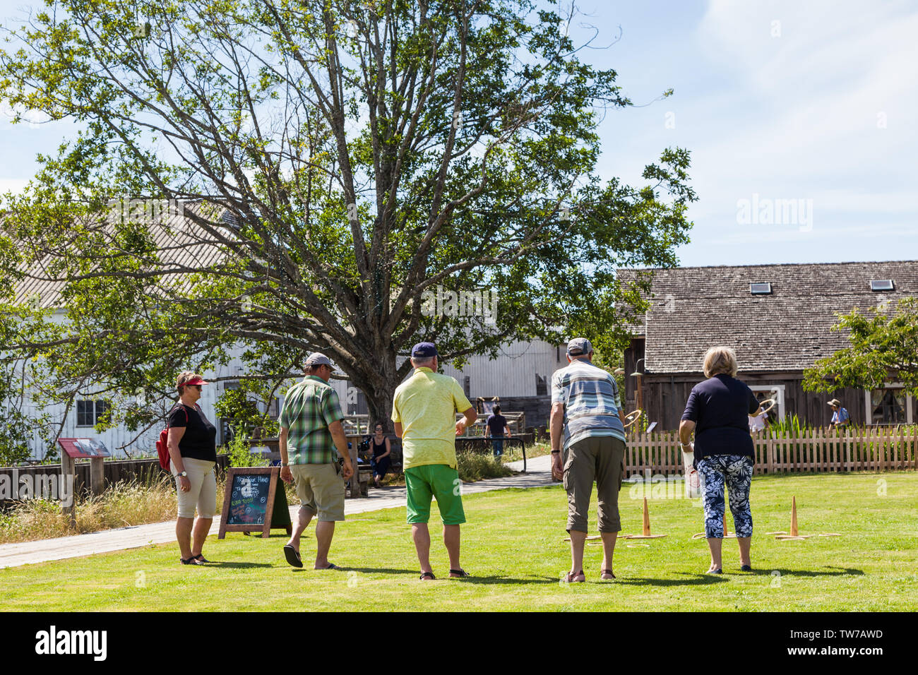Les adultes jouant le vieux jeu pour enfants de Ring Toss à Steveston en Colombie-Britannique au Britannia Ship Yard Banque D'Images
