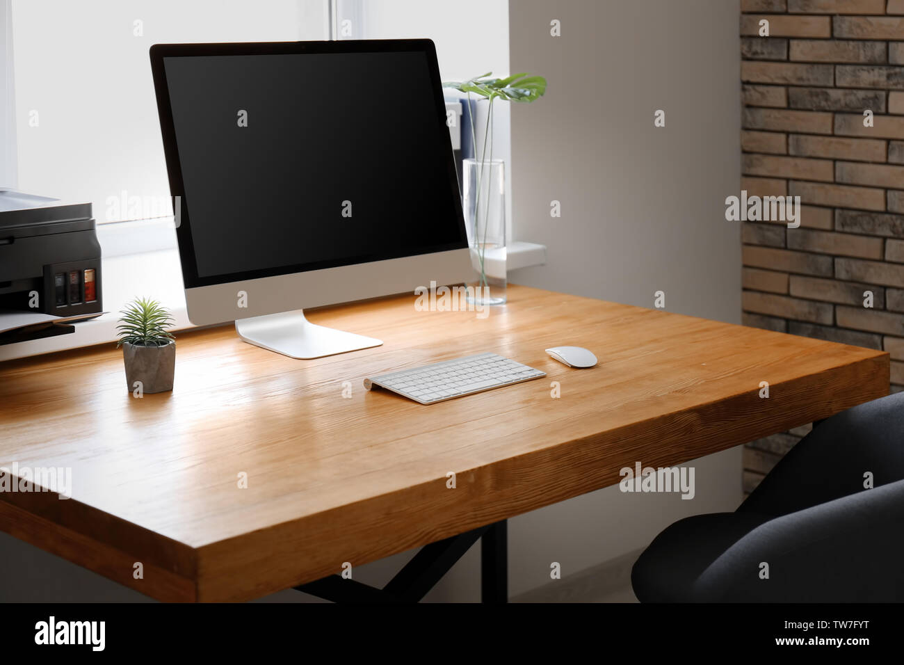 Poste de travail confortable avec le moniteur de l'ordinateur sur la table in office Banque D'Images
