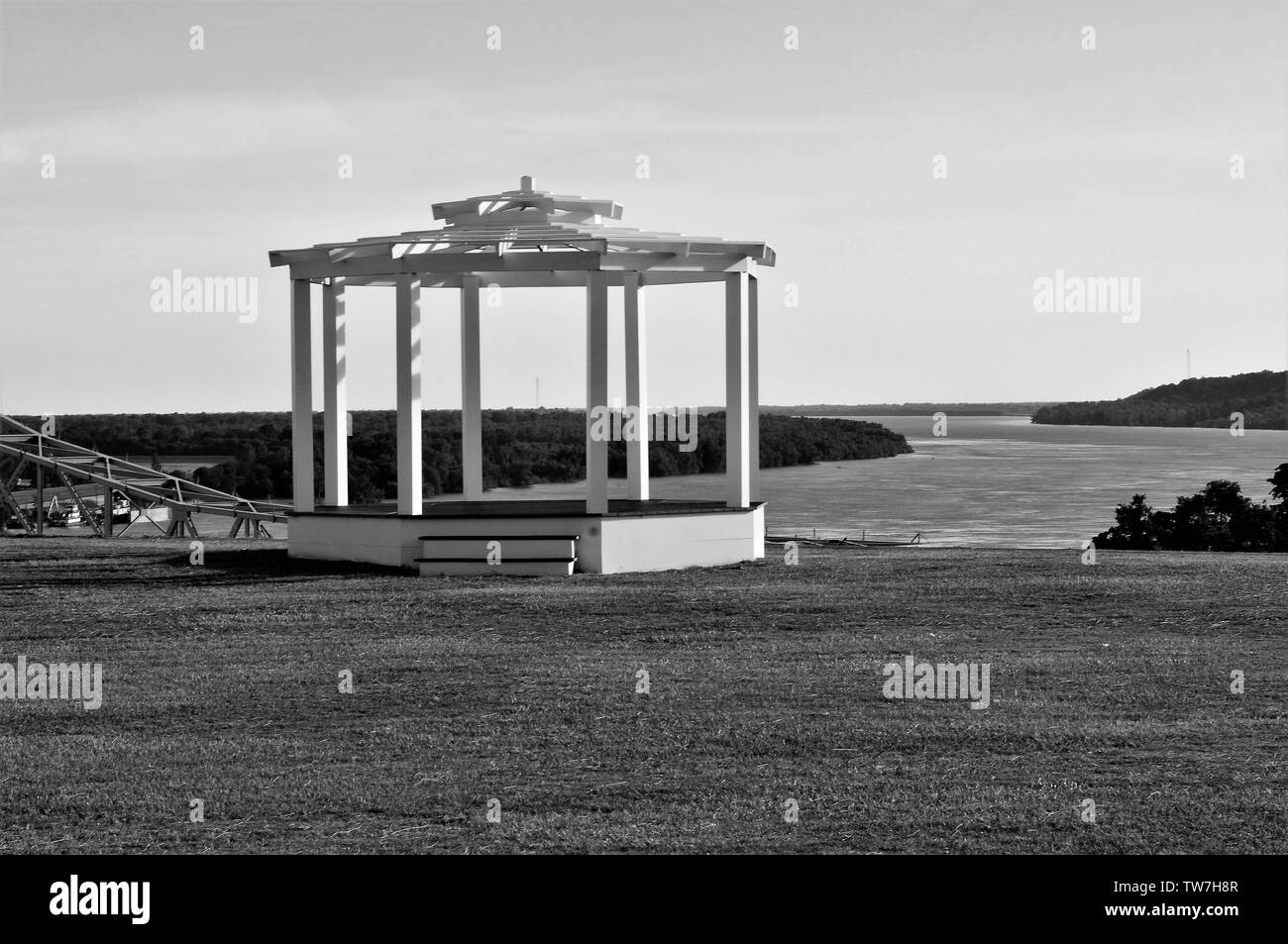 Un pavillon sur un promontoire surplombant le fleuve Mississippi à Natchez, Mississippi. Banque D'Images