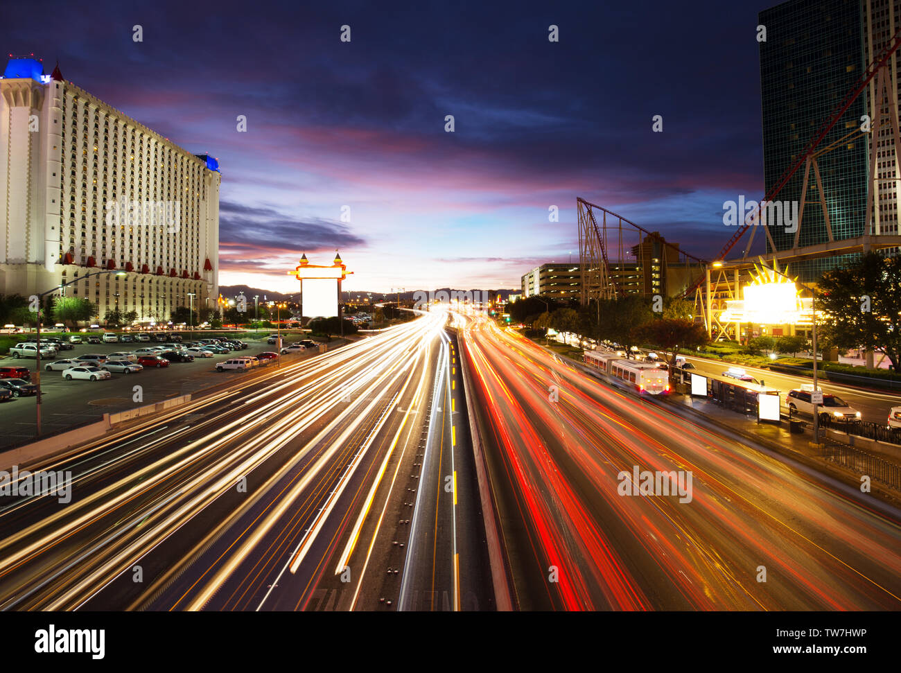 Sentier de vide avant d'affaires moderne building at night Banque D'Images