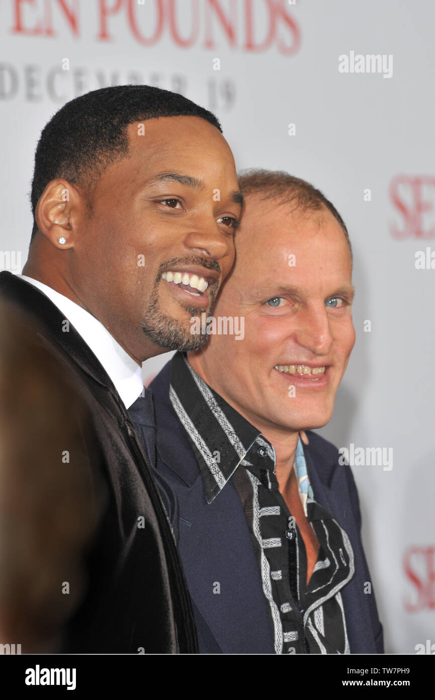 LOS ANGELES, CA. 16 décembre 2008 : Will Smith (à gauche) & Woody Harrelson au Los Angeles première de leur nouveau film sept livres au Mann Village Theatre, Westwood. © 2008 Paul Smith / Featureflash Banque D'Images