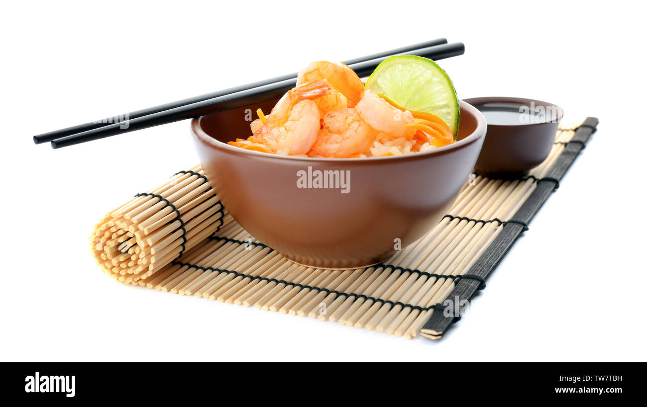 Bol avec de délicieux riz frit aux crevettes sur fond blanc Banque D'Images