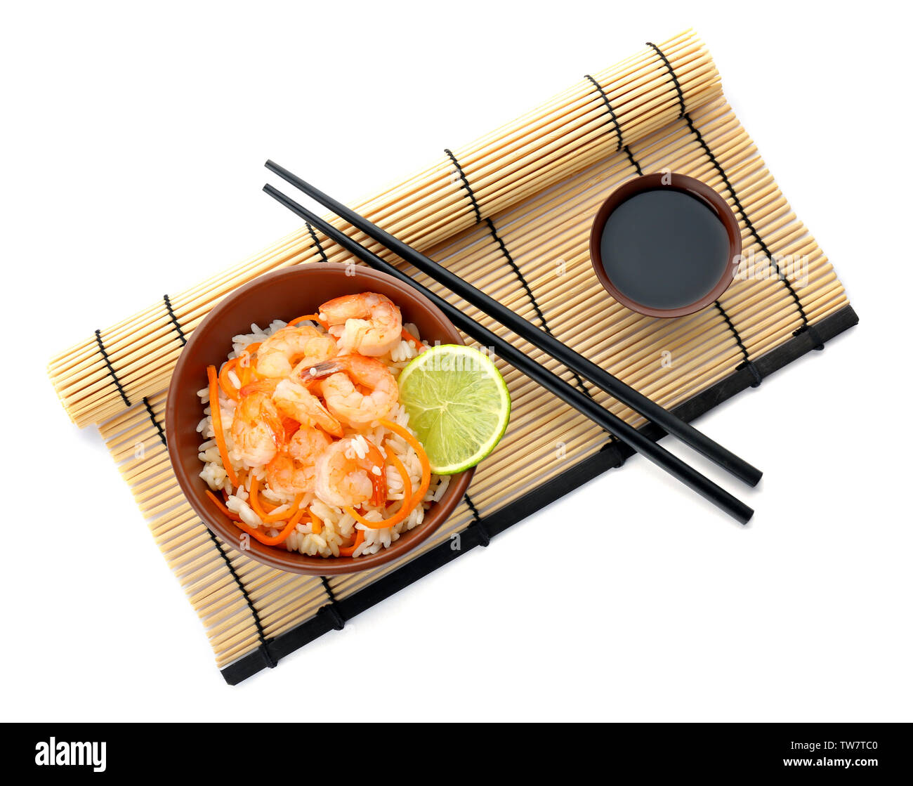 Bol avec de délicieux riz frit aux crevettes sur fond blanc Banque D'Images