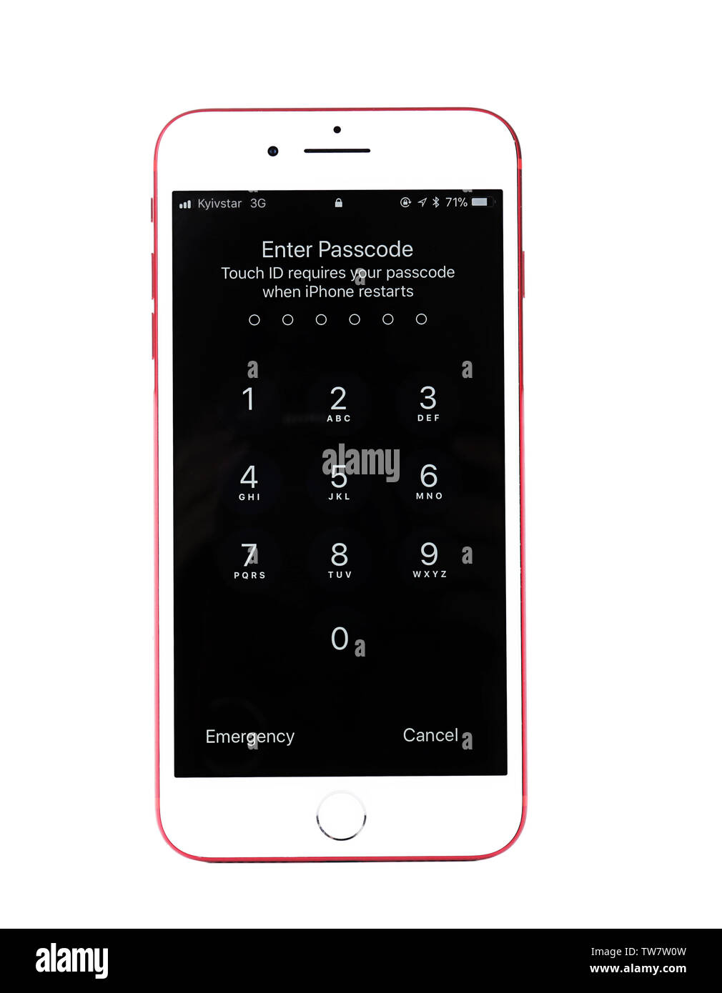 KIEV, UKRAINE - Octobre 6, 2017 : l'écran de l'iPhone 7 rouge en plus, avec le clavier numérique pour entrer le code, isolated on white Banque D'Images
