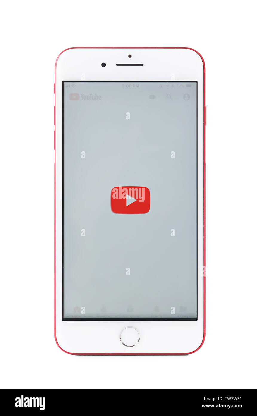 KIEV, UKRAINE - Octobre 6, 2017 : l'application Youtube sur l'écran de l'iPhone 7 Rouge De plus, isolated on white Banque D'Images