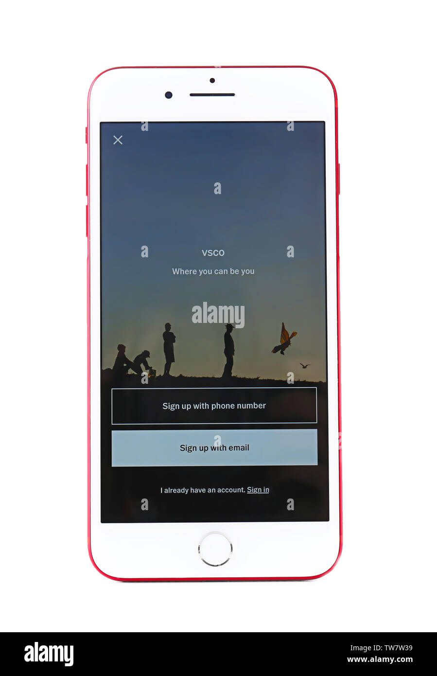 KIEV, UKRAINE - 6 octobre, 2017 : VSCO app sur l'écran de l'iPhone 7 Rouge De plus, isolated on white Banque D'Images