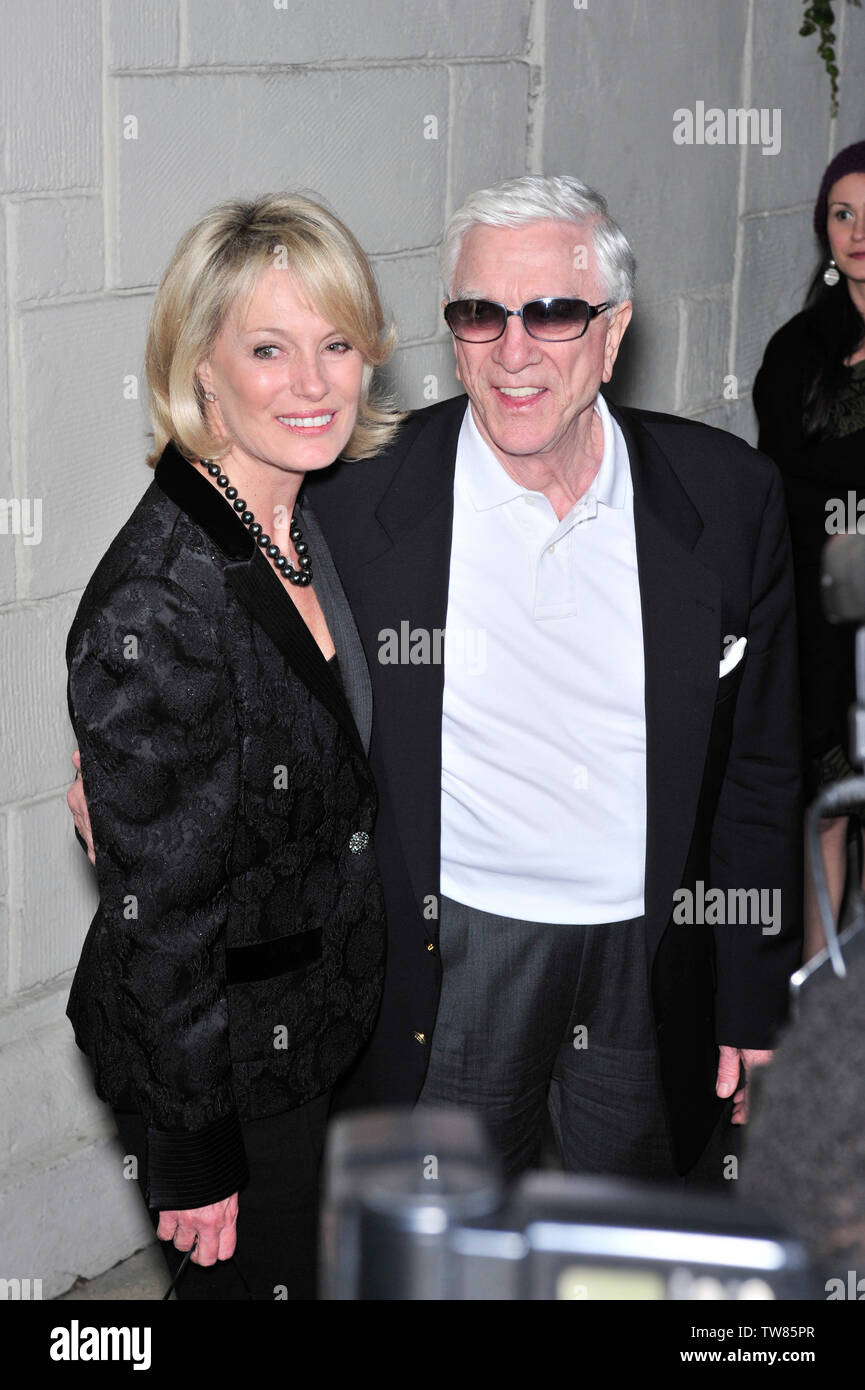 LOS ANGELES, CA. 27 mars 2008 : Leslie Nielsen & femme lors de la première de son nouveau film 'Superhero' au Festival de théâtre Mann, Westwood. © 2008 Paul Smith / Featureflash Banque D'Images
