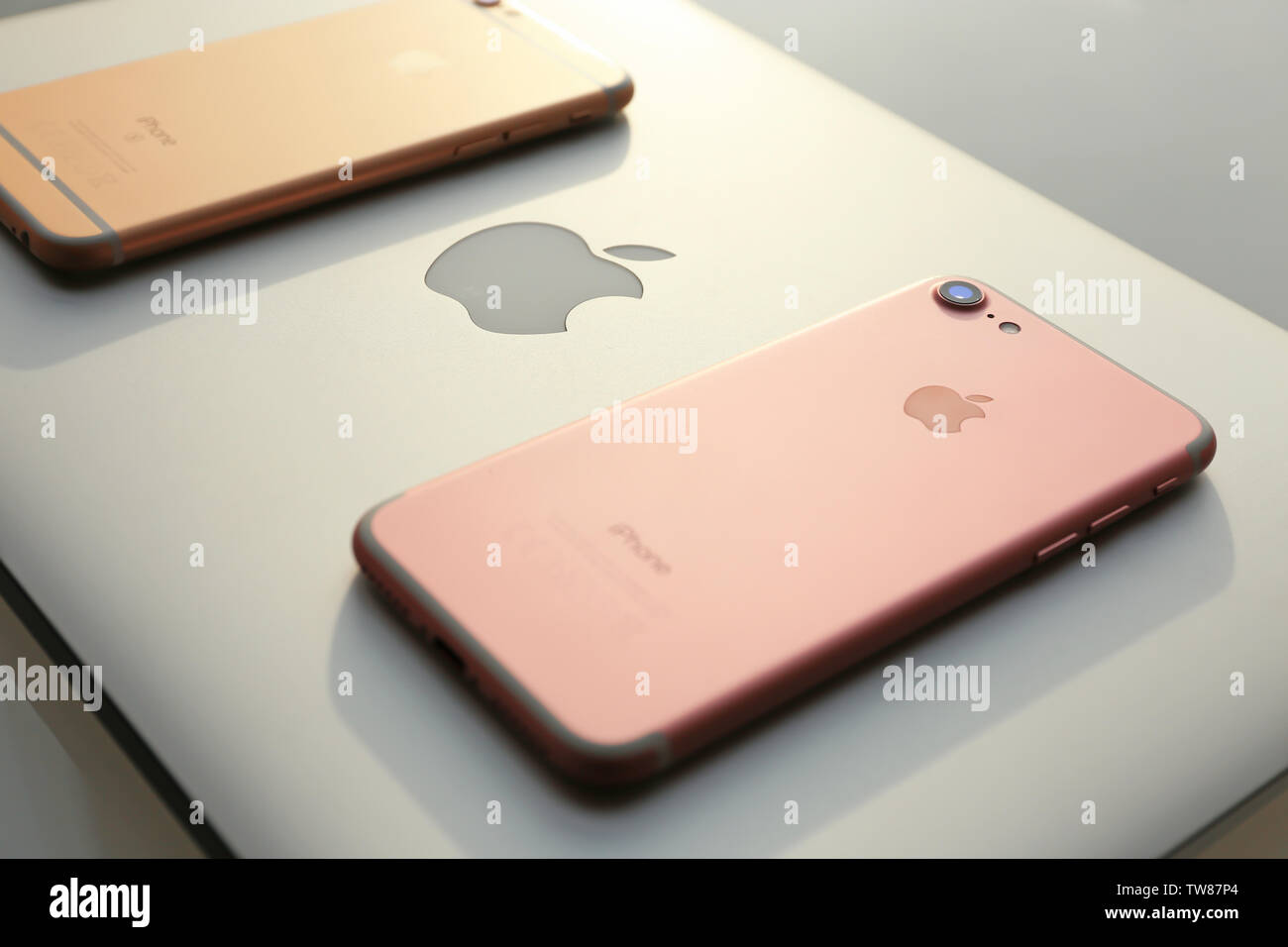 KIEV, UKRAINE - le 19 octobre 2017 : l'iPhone 7 or rose sur Apple MacBook Pro Banque D'Images