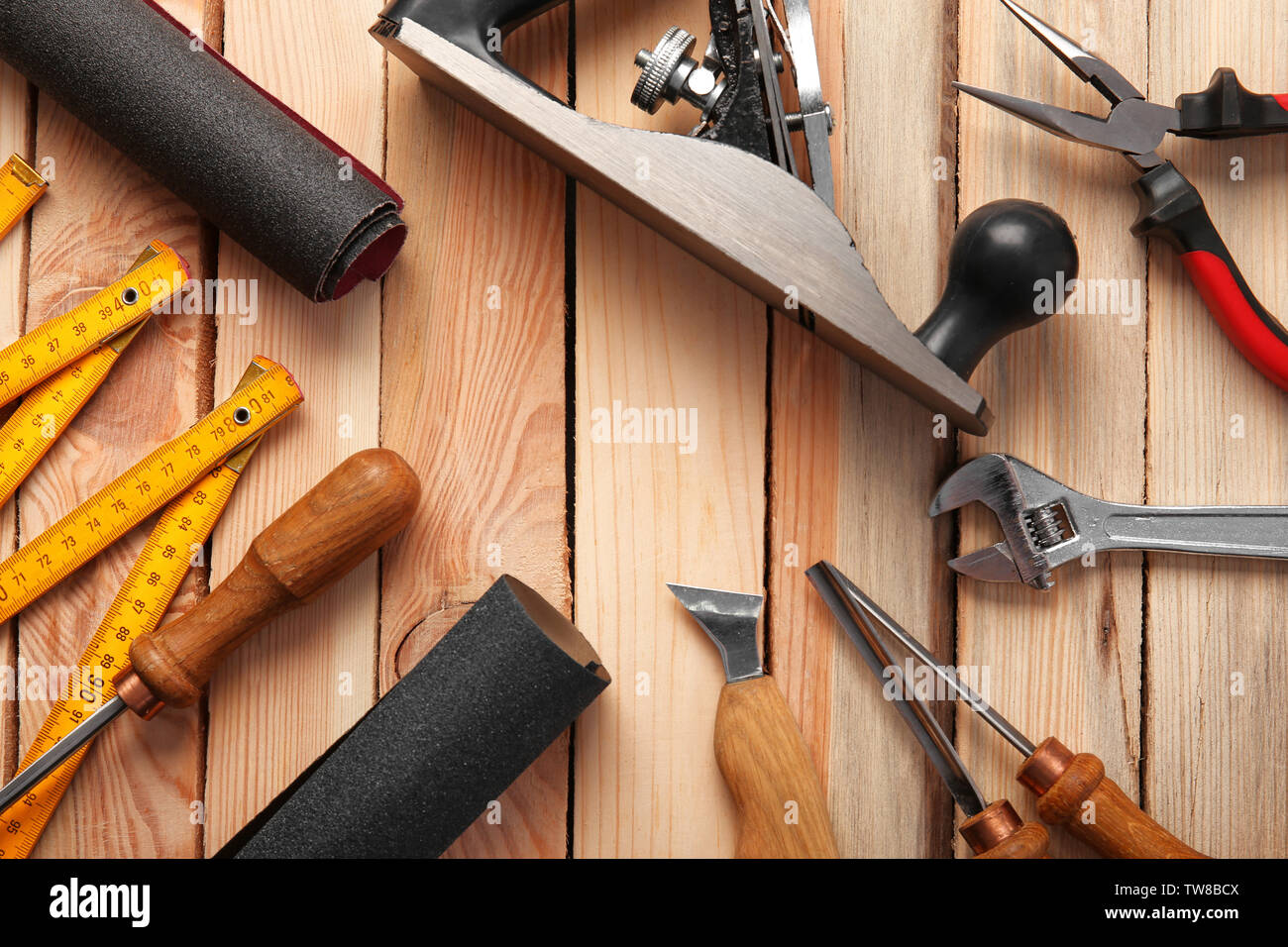 Ensemble d'outils différents sur fond de bois Banque D'Images