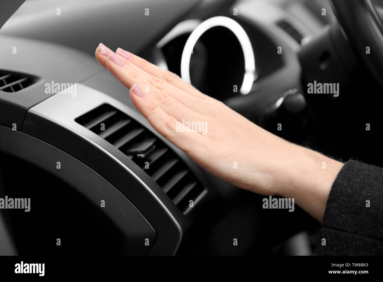 Woman le fonctionnement de la climatisation en voiture moderne, gros plan Banque D'Images